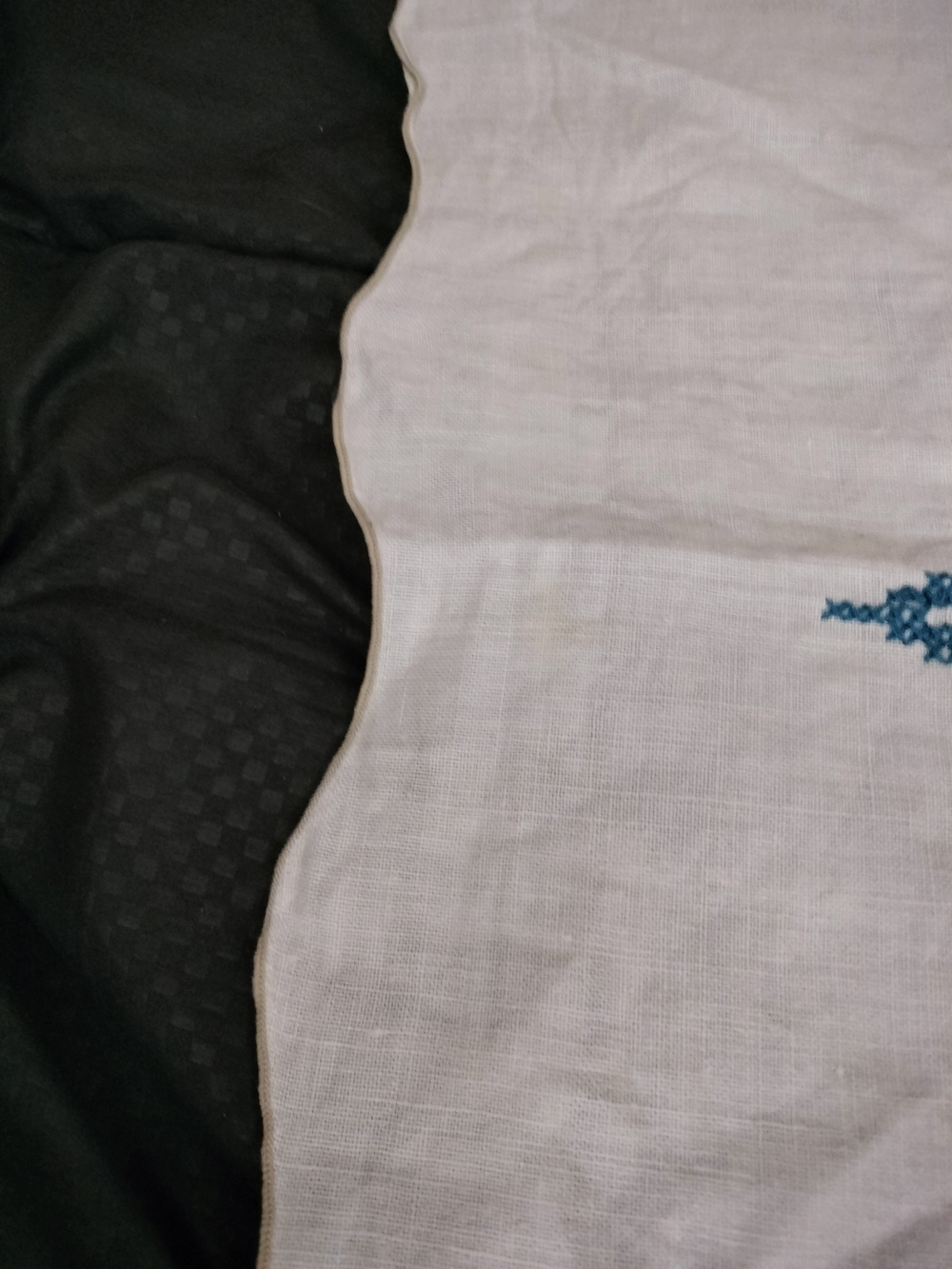 White Cotton Embroidered Tablecloth with  Blue Motif - Picture 4 of 5